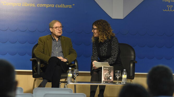 De Azúa conversa con Marta Jiménez en la Feria del Libro