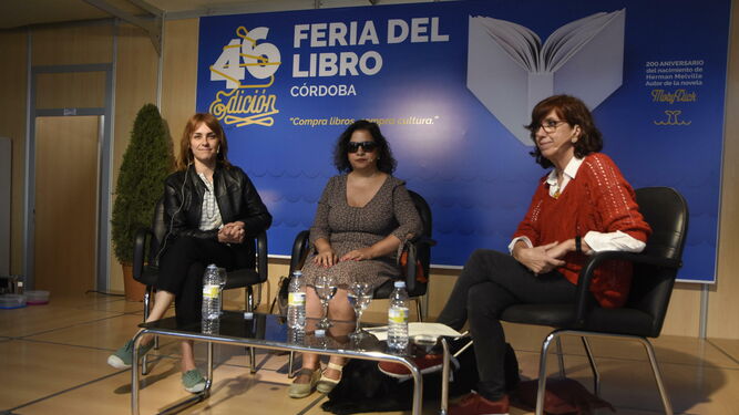Un momento del encuentro de Sara Mesa, a la izquierda, con los clubes de lectura.