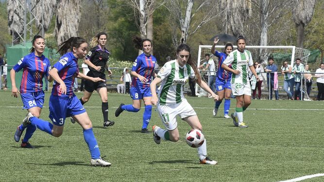 La blanquiverde María Marín controla el balón ante una jugadora del Extremadura.