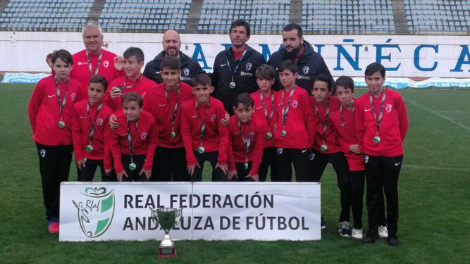 La selección de Córdoba celebra la tercera plaza en el Campeonato de Andalucía Alevín.