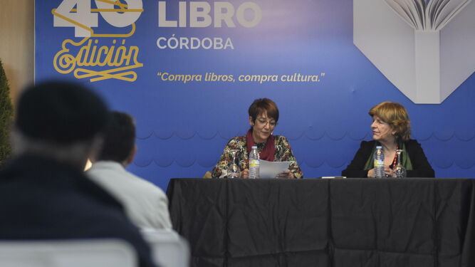 María Tena (der.) acompañada por la periodista Carmen Lozano, en la presentación de 'Nada que no sepas'.