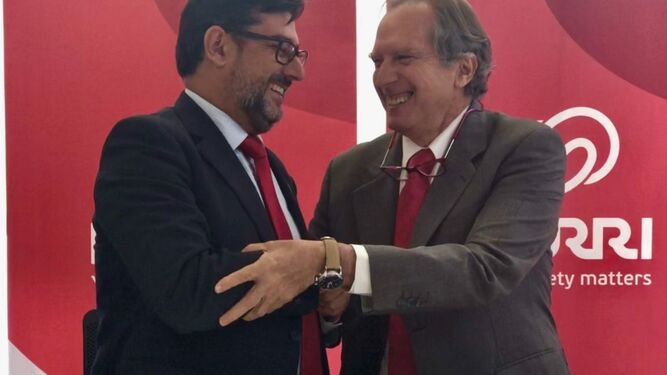 El alcalde de Utrera, José María Villalobos, con el director general de la empresa, Juan Iturri.