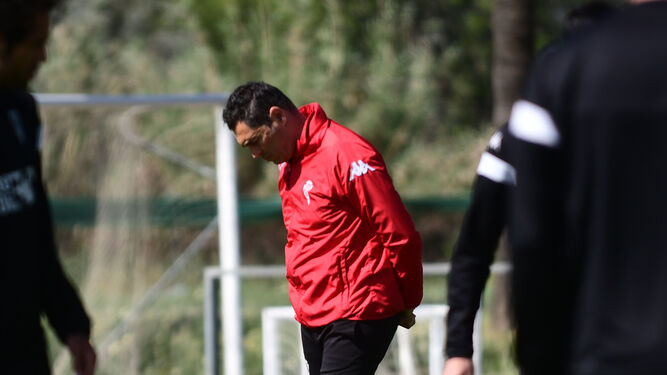 Rafa Navarro, pensativo, durante un entrenamiento en la Ciudad Deportiva.