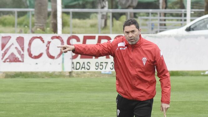Rafa Navarro se dirige a sus jugadores en el entrenamiento en la Ciudad Deportiva.