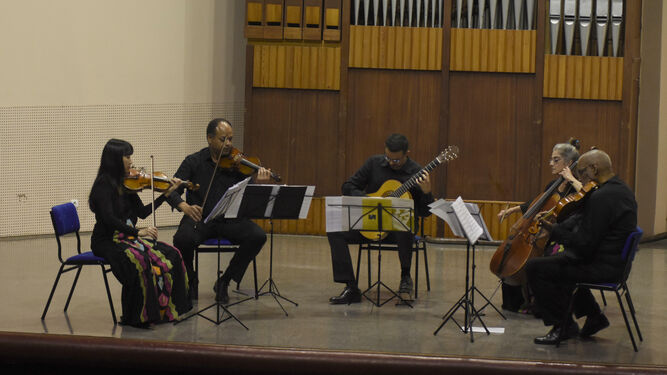 Javier Riba y el Cuarteto de Cuerdas de La Habana, en el homenaje a Leo Brouwer.