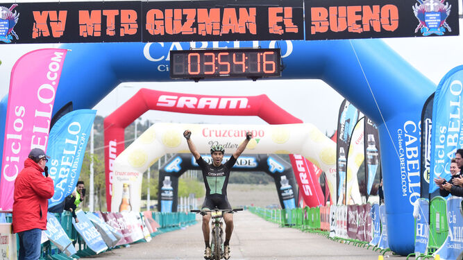 Misser cruza la línea de meta celebrando su triunfo en la MTB Guzmán el Bueno.