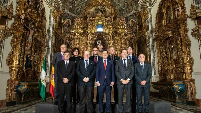 Moreno Bonilla posa con los ocho presidentes de las agrupaciones cofrades de Andalucía.
