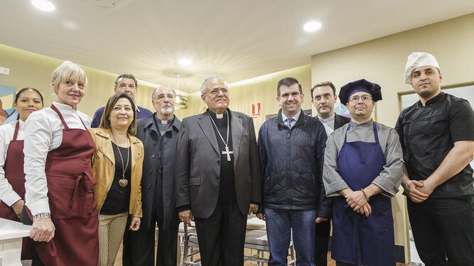 El obispo, en el centro, con los trabajadores de la taberna Tabgha