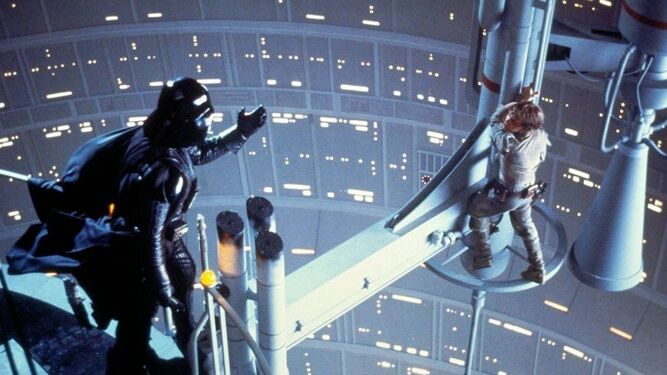 Darth Vader trata de ayudar a Luke después de cortarle la mano, en una de las películas de Star Wars.