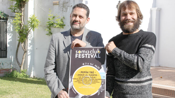 Manuel Carmona y Daniel Ruz, con el cartel del festival.
