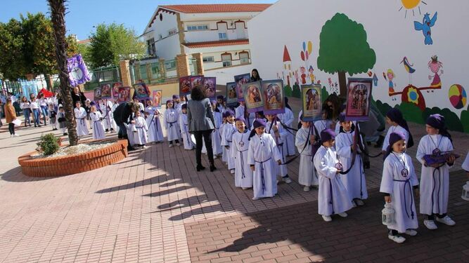 El colegio Presentación de María de Peñarroya-Pueblonuevo realiza su tradicional vía crucis.