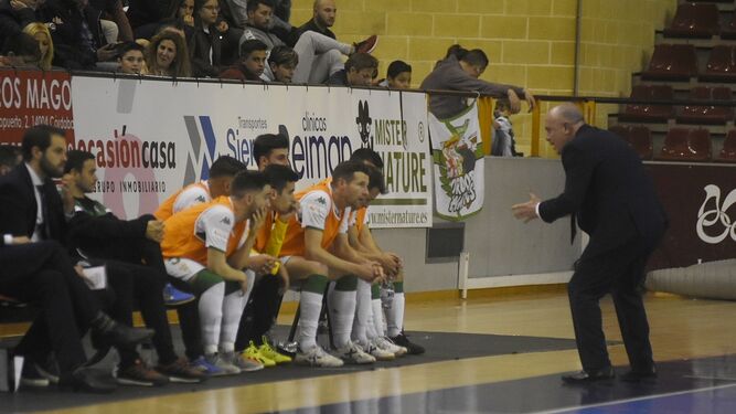 Macario charla con sus jugadores de banquillo durante un partido en Vista Alegre.