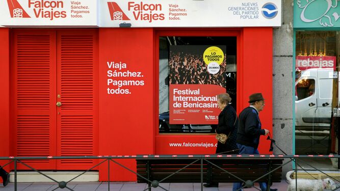 El PP abre 'Falcon Viajes' al lado de la sede del PSOE en Ferraz