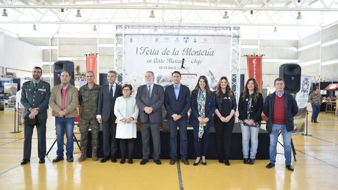 Foto de familia de la inauguración de la I Feria de la Montería de Obejo.
