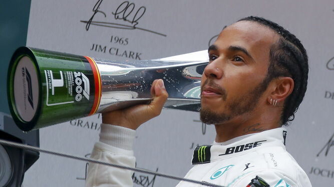 Hamilton, con su trofeo en China.