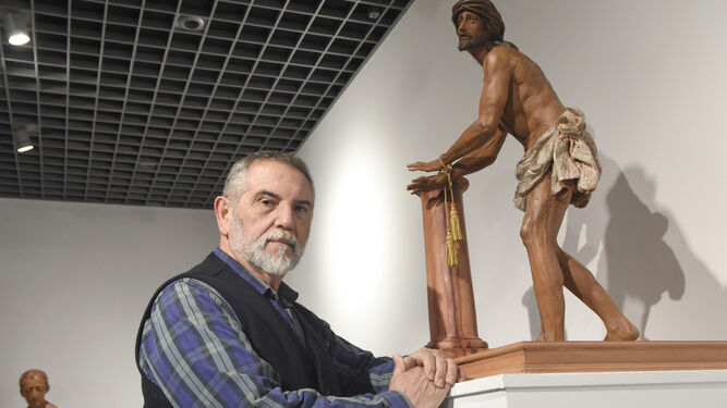 Antonio Bernal, junto a una de las obras de su exposición.