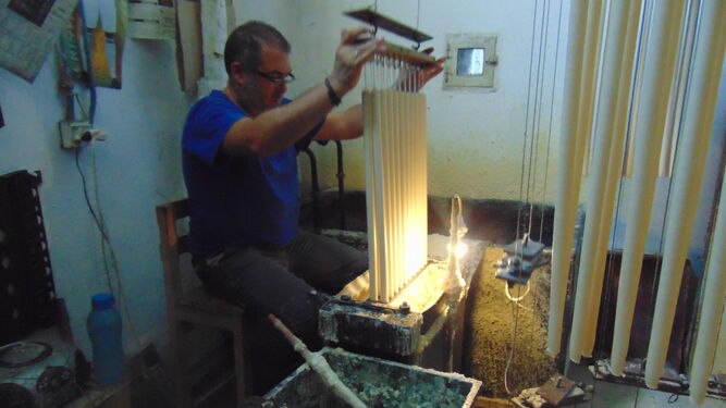 Proceso de preparación de cirios en el taller de Velas Lama.