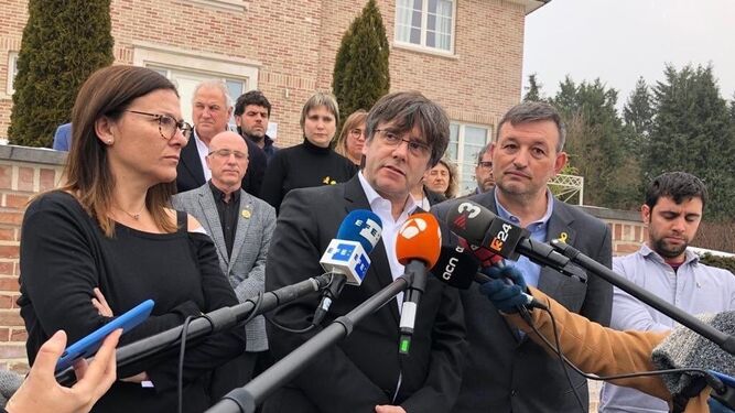 El ex presidente catalán catalán Carles Puigdemont atendiendo a los medios en Waterloo el pasado 25 de enero.