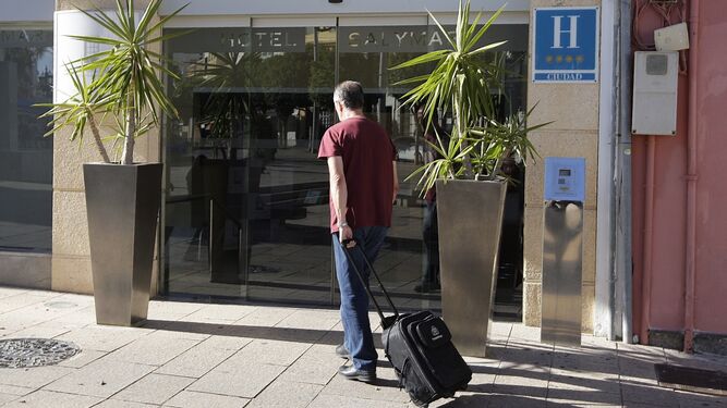 Un hombre accede a un hotel del centro de San Fernando, en una imagen de archivo.
