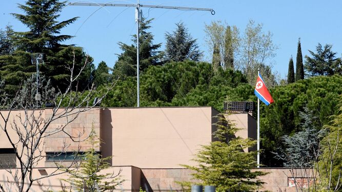 Vista del exterior de la Embajada  de Corea del Norte en Madrid