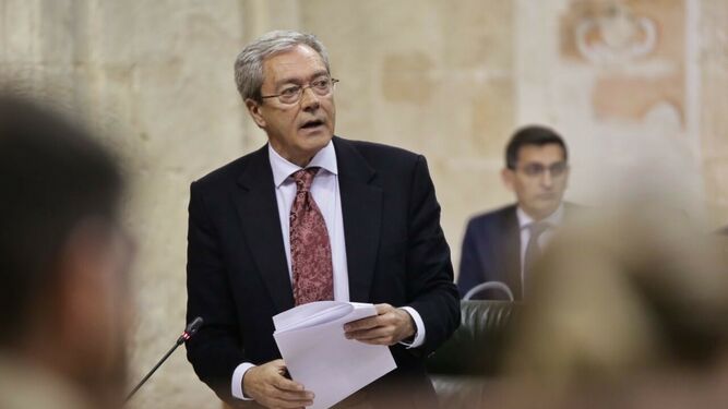 El consejero de Economía, Rogelio Velasco, durante una intervención en el Parlamento.