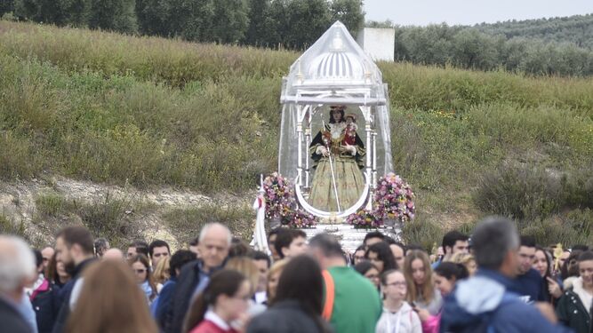 Cientos de personas acompañan a la Virgen en su bajada.