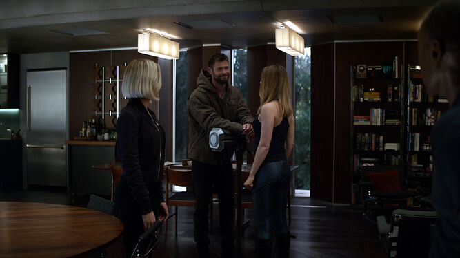Thor (Chris Hemsworth), Natasha Romanoff / Viuda Negra (Scarlett Johansson) y Carol Danvers / Capitana Marvel (Brie Larson) en 'Vengadores: Endgame'.