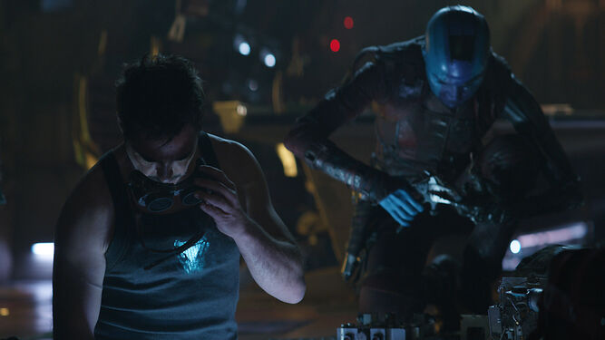 Tony Stark / Iron Man (Robert Downey Jr.) y Nebula (Karen Gillan) en 'Vengadores: Endgame'.