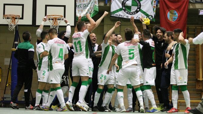 Los jugadores del Córdoba CF Futsal celebran su última victoria en Manzanares.