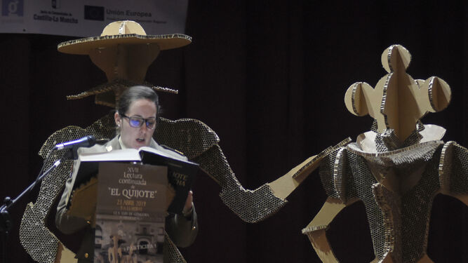 Una de las participantes en la lectura continuada del ‘Quijote’ perteneciente a la Brigada Guzmán el Bueno X.