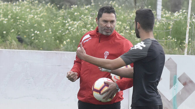 Rafa Navarro charla con Andrés Martín en el entrenamiento de este miércoles.