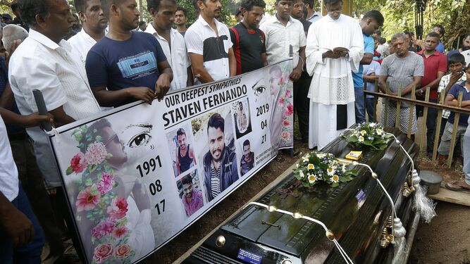 Amigos y familiares asisten al entierro de algunas víctimas de los atentados en Colombo.