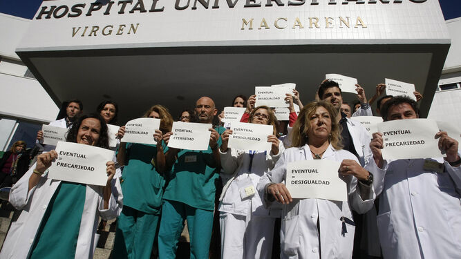 Médicos protestan en la puerta del Hospital Virgen Macarena contra la situación de los eventuales.