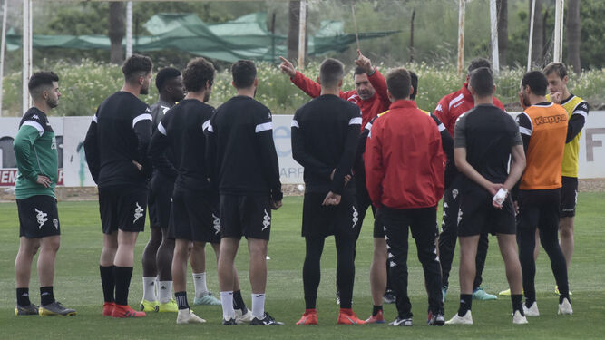 Rafa Navarro da instrucciones a sus jugadores, durante un entrenamiento en la Ciudad Deportiva.