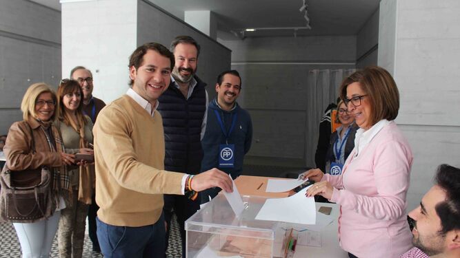 El candidato del PP al Senado, Fernando Priego, vota en Cabra.