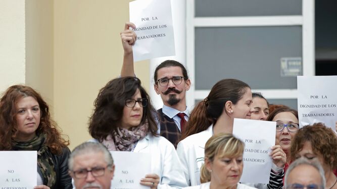 Un grupo de sanitarios protestan contra las agresiones en Algeciras.
