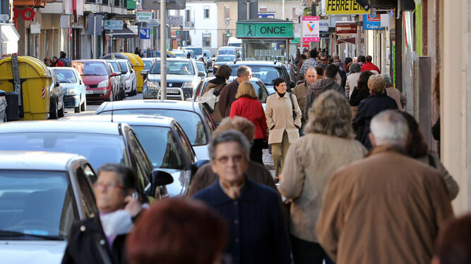 Gente en una calle comercial de Córdoba