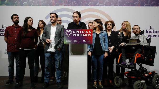 El candidato de Unidas Podemos, Pablo Iglesias,  junto al coordinador federal de IU, Alberto Garzón, su número dos, Irene Montero (izda.), Pablo Echenique y otros  y otros candidatos, anoche.
