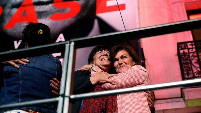 Cristina Narbona abraza a Carmen Calvo, número dos socialista por Madrid, en la sede de Ferraz.