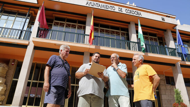 Rafael Salazar y otros parcelistas en la puerta del Ayuntamiento