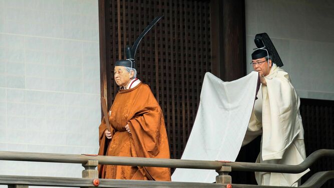El emperador Akihito, con los ropajes tradicionales japoneses.