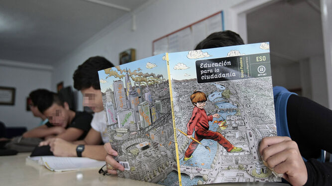Un chico en proceso de reeducación por imposición judicial, consultando la asignatura de 'Educación para la Ciudadanía' en su horario de estudio. en un centro en Cádiz.