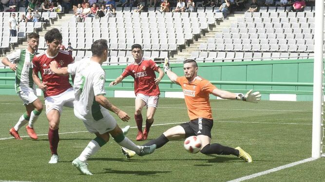 El blanquiverde Carracedo dispara para batir a José Rodríguez en el primer gol.
