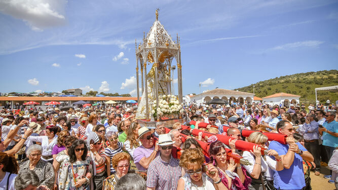 Miles de personas participan en la romería de la Virgen de Veredas en Torrecampo.