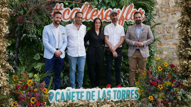El alcalde de Cañete de las Torres, Félix Romero, posa con algunos de los artistas.