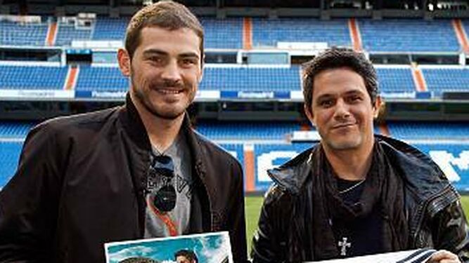 Iker Casillas y Alejandro Sanz, en una imagen de archivo.