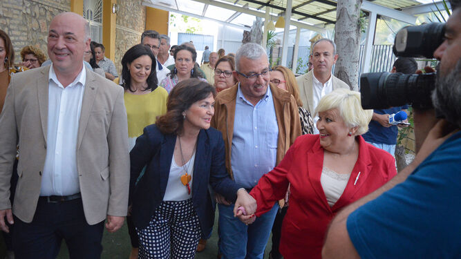 Carmen Calvo, el miércoles, con el candidato del PSOE en Cabra.