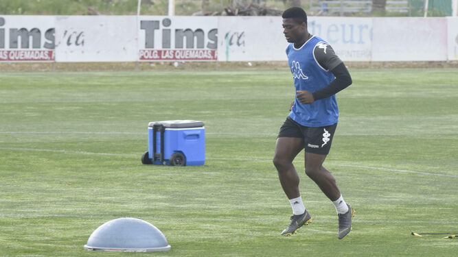 Manzambi realiza un ejercicio durante un entrenamiento en la Ciudad Deportiva.