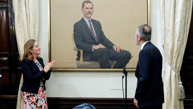 La presidenta del Congreso, Ana Pastor, durante la presentación este lunes del nuevo retrato de Felipe VI, realizado por el pintor Hernán Cortés (d).