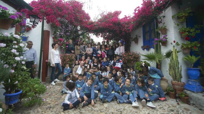 Escolares posan con Andrés Pino en su visita a Marroquíes, 6